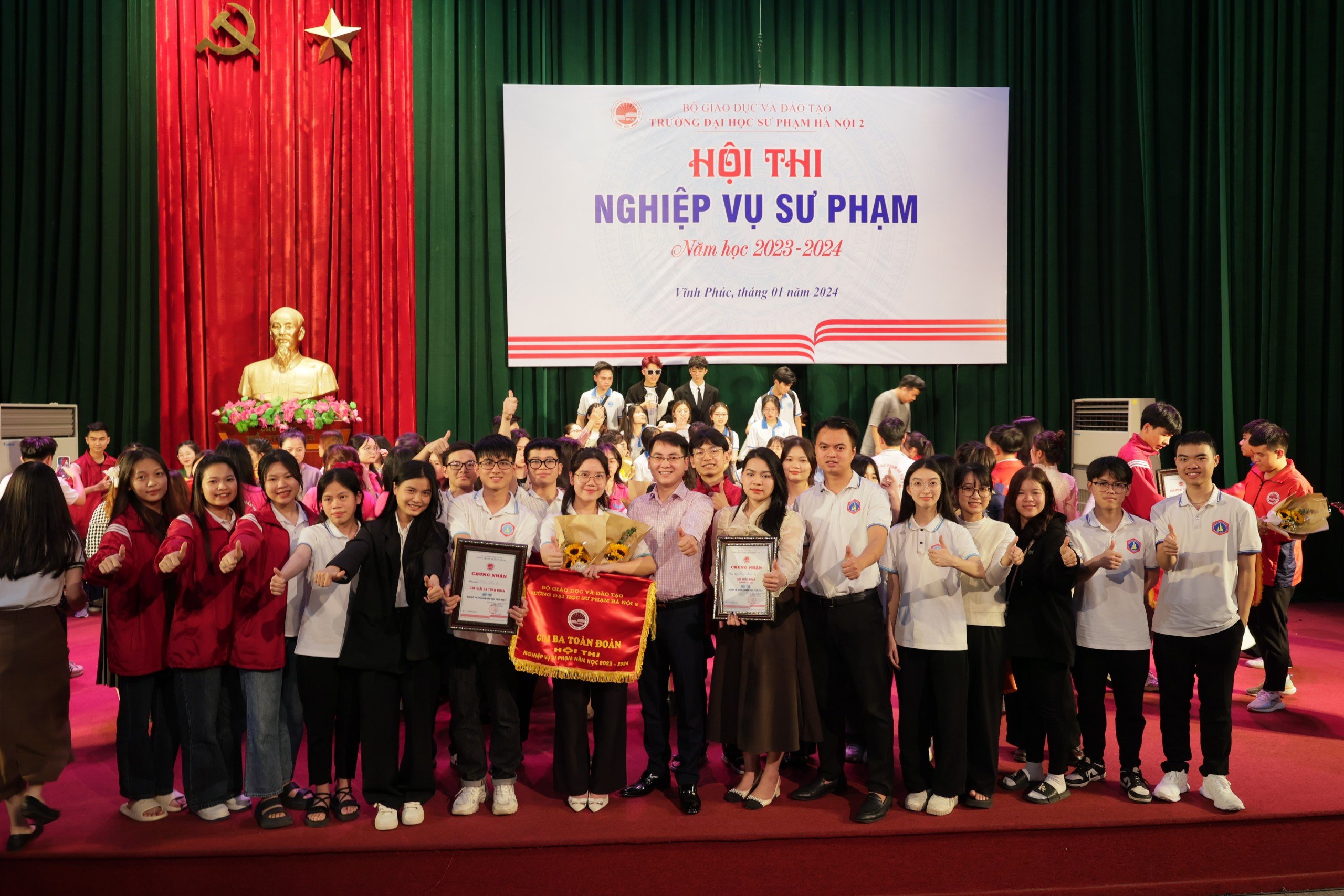 Đội thi khoa Hóa học đạt giải Nhất phần thi dạy học và giải Ba toàn đoàn trong Hội thi Nghiệp vụ sư phạm cấp trường năm học 2023-2024