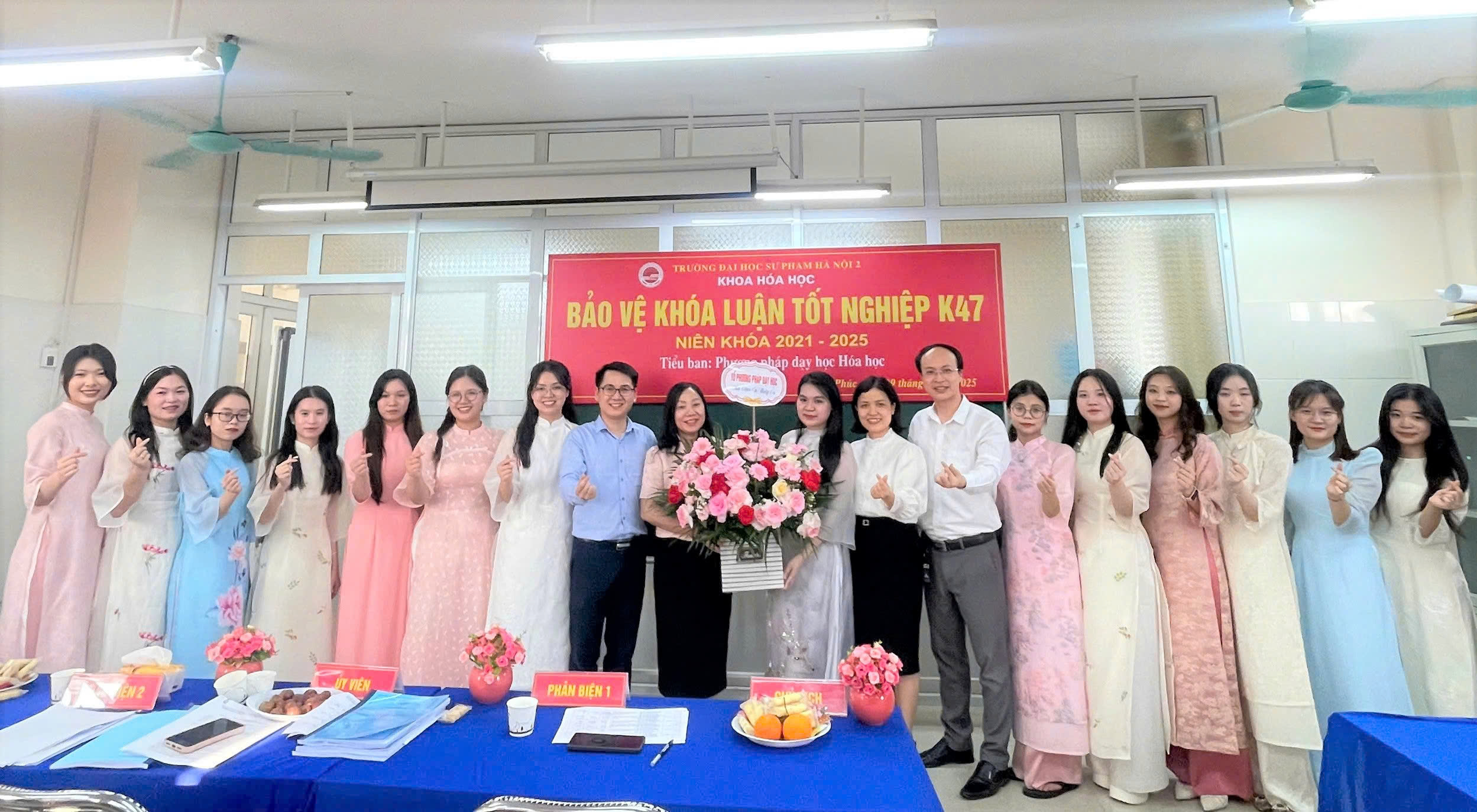 Chúc mừng 58 sinh viên khoá 47 - Khoa Hóa học, Trường Đại học Sư phạm Hà Nội 2 bảo vệ thành công khóa luận tốt nghiệp