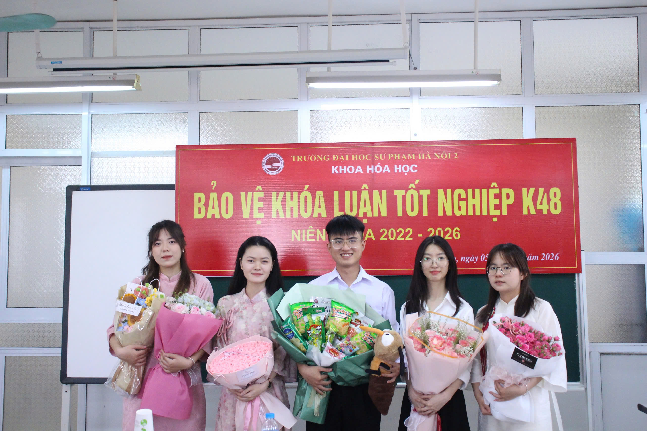 Sinh viên K48 ngành Sư phạm Hóa học dạy học bằng tiếng Anh bảo vệ thành công khóa luận tốt nghiệp năm 2026