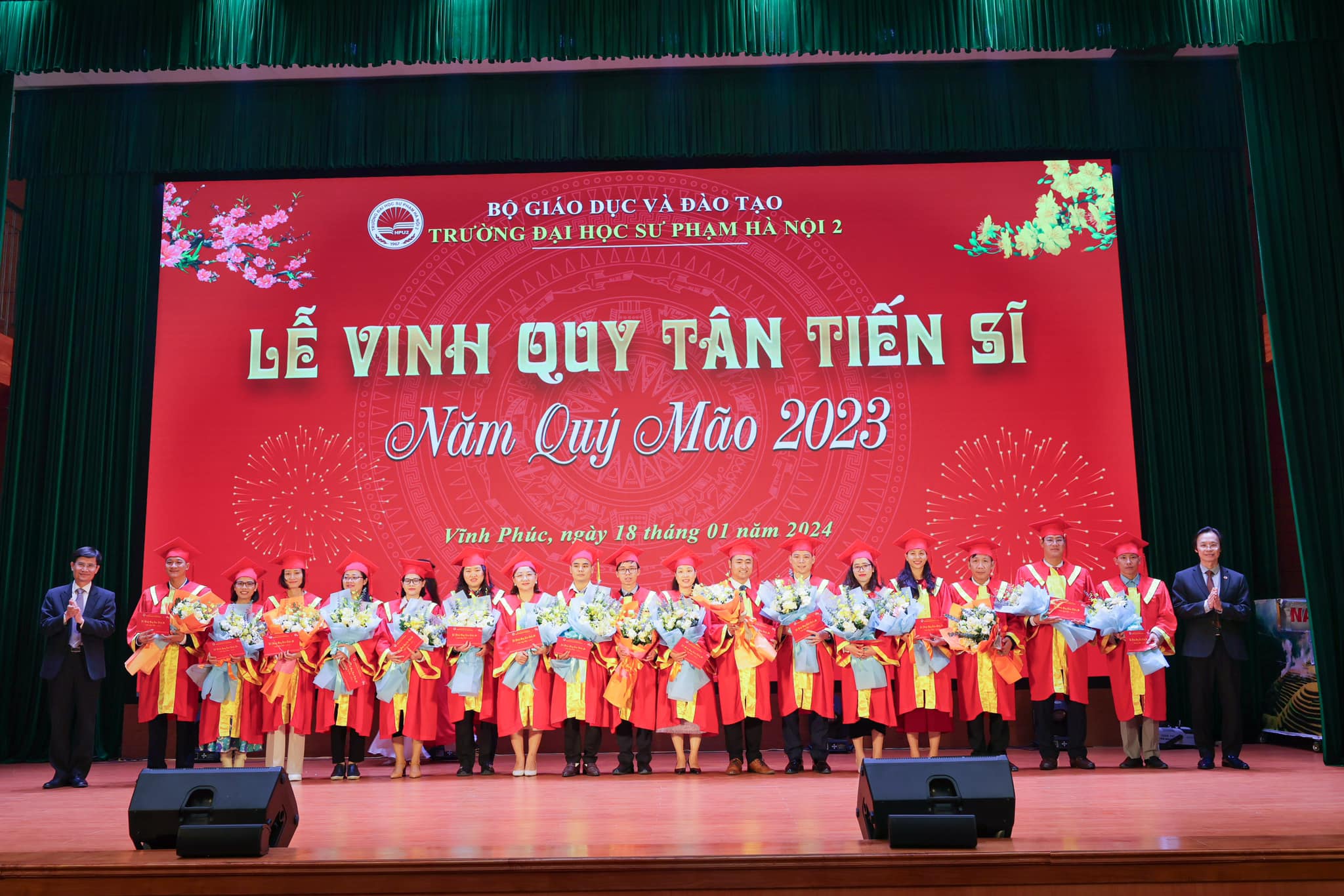 Khoa Hóa học có 2 tân Tiến sĩ được xướng danh trong Lễ vinh quy tân Tiến sĩ năm Quý Mão 2023